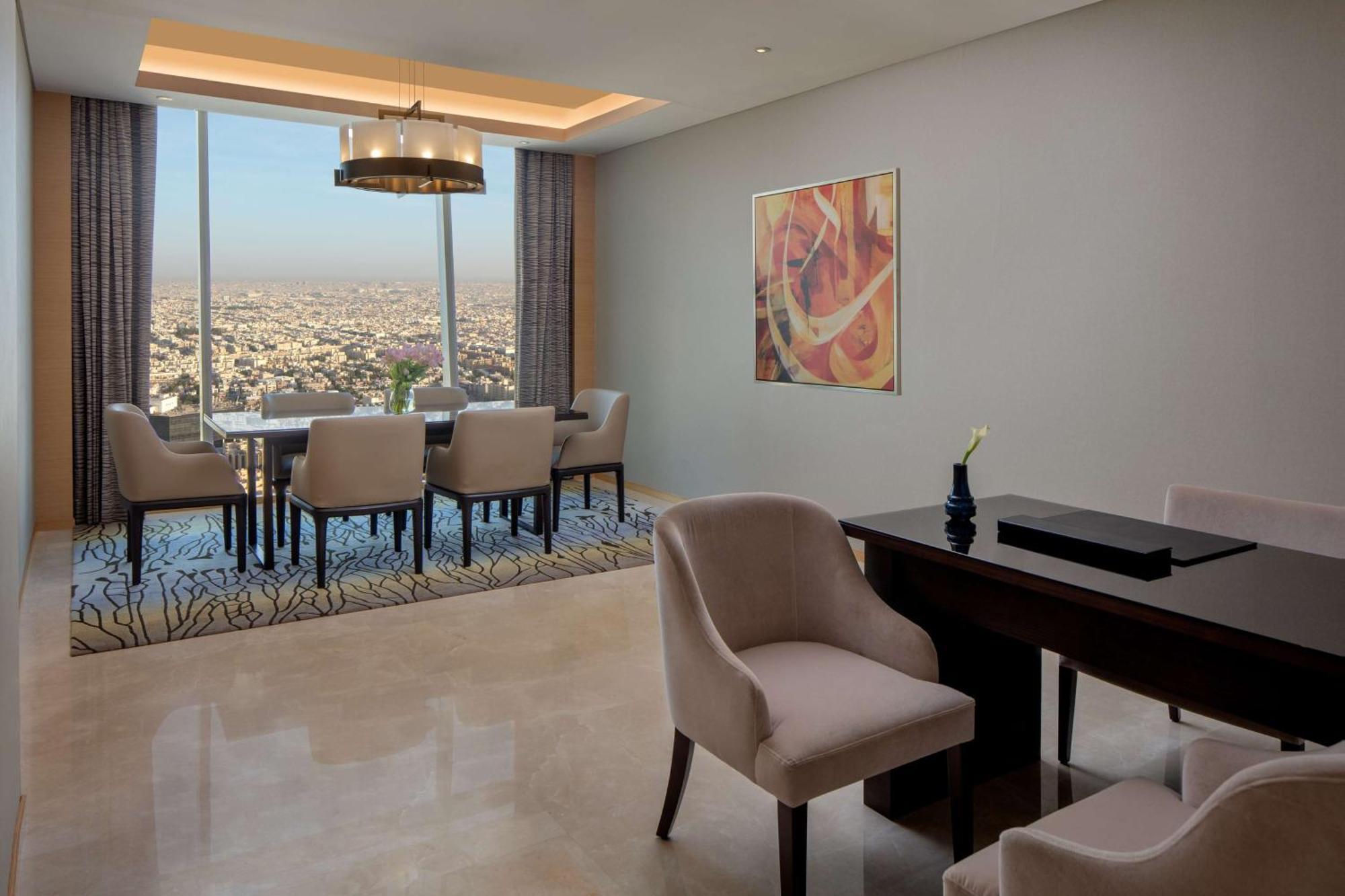 Hyatt Regency Riyadh Olaya Luaran gambar A dining room in a typical apartment