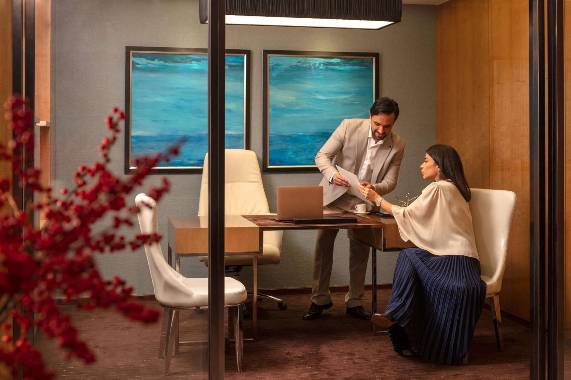 Hyatt Regency Riyadh Olaya Luaran gambar A private meeting room at the airport