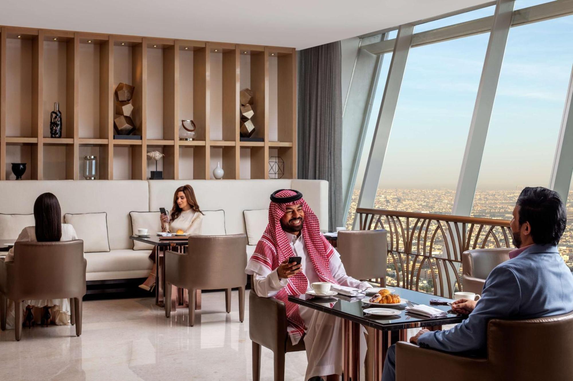 Hyatt Regency Riyadh Olaya Luaran gambar The Lounge at the Ritz-Carlton, Riyadh