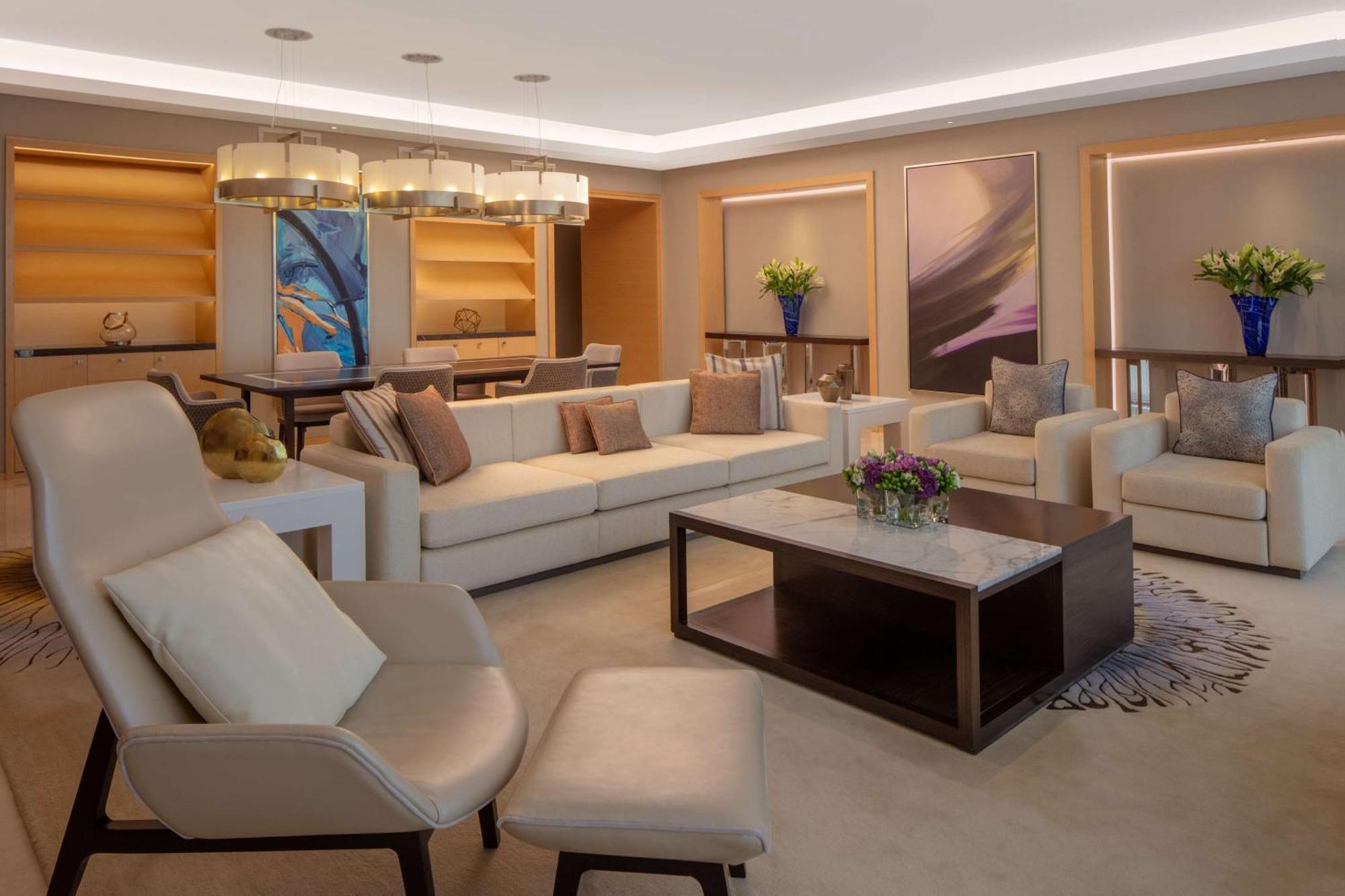 Hyatt Regency Riyadh Olaya Luaran gambar The living room of a three-bedroom suite