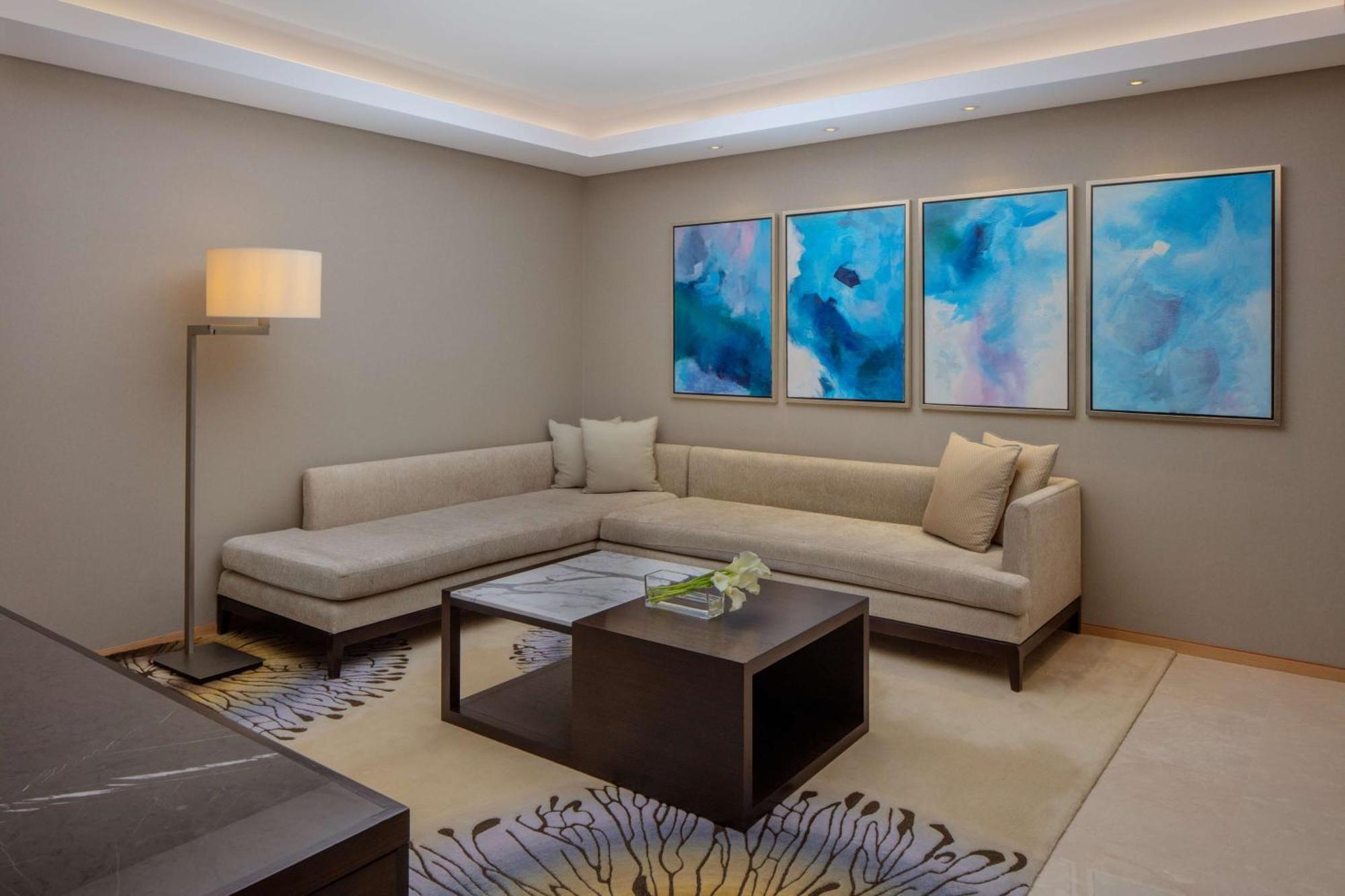 Hyatt Regency Riyadh Olaya Luaran gambar A living room at the Ritz-Carlton, DIFC