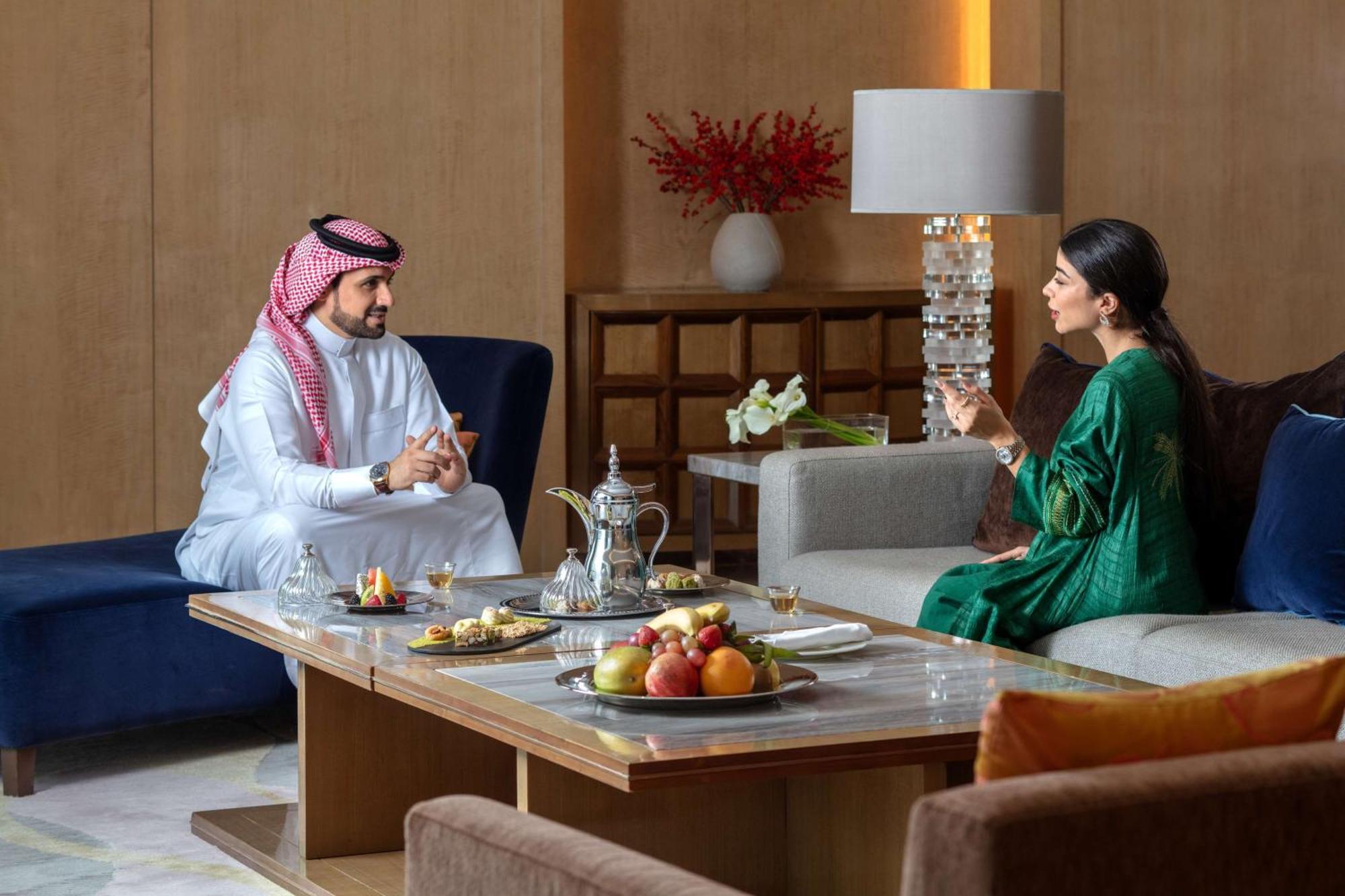 Hyatt Regency Riyadh Olaya Luaran gambar A Saudi Arabian man and woman in traditional dress