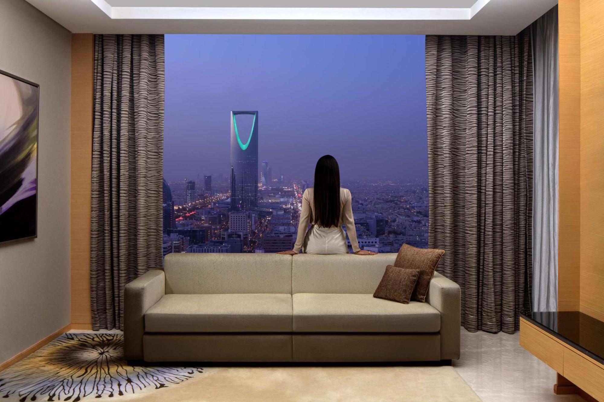 Hyatt Regency Riyadh Olaya Luaran gambar A view of the Kingdom Centre from a suite