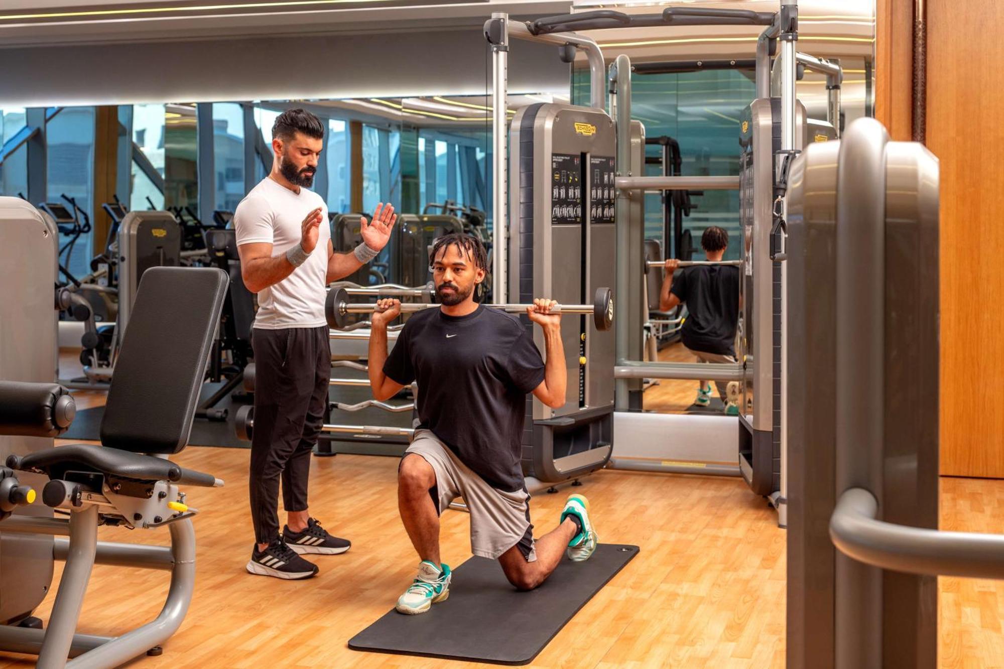 Hyatt Regency Riyadh Olaya Luaran gambar Personal trainer coaching a man on a Bulgarian split squat