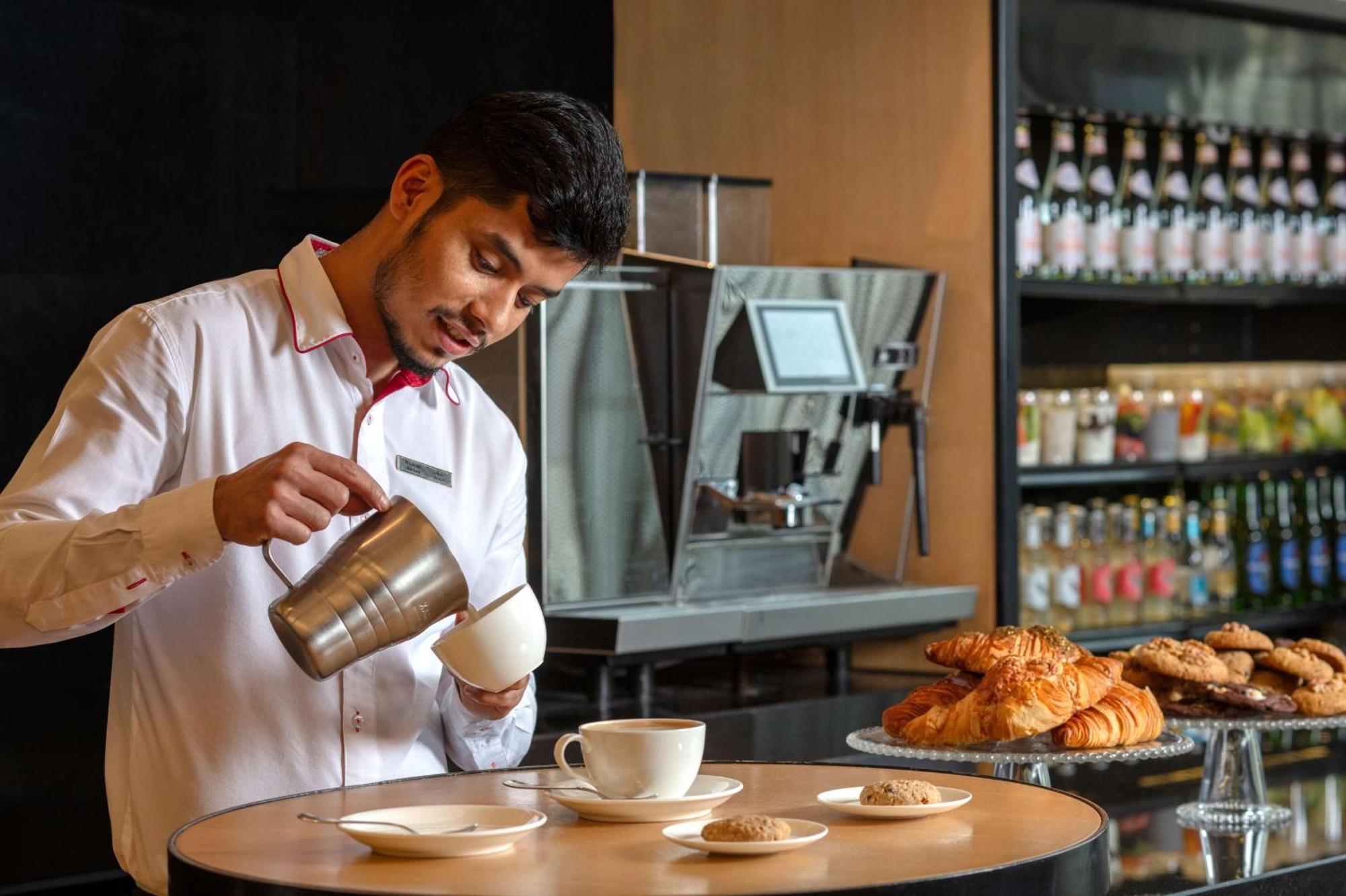 Hyatt Regency Riyadh Olaya Luaran gambar A barista at work