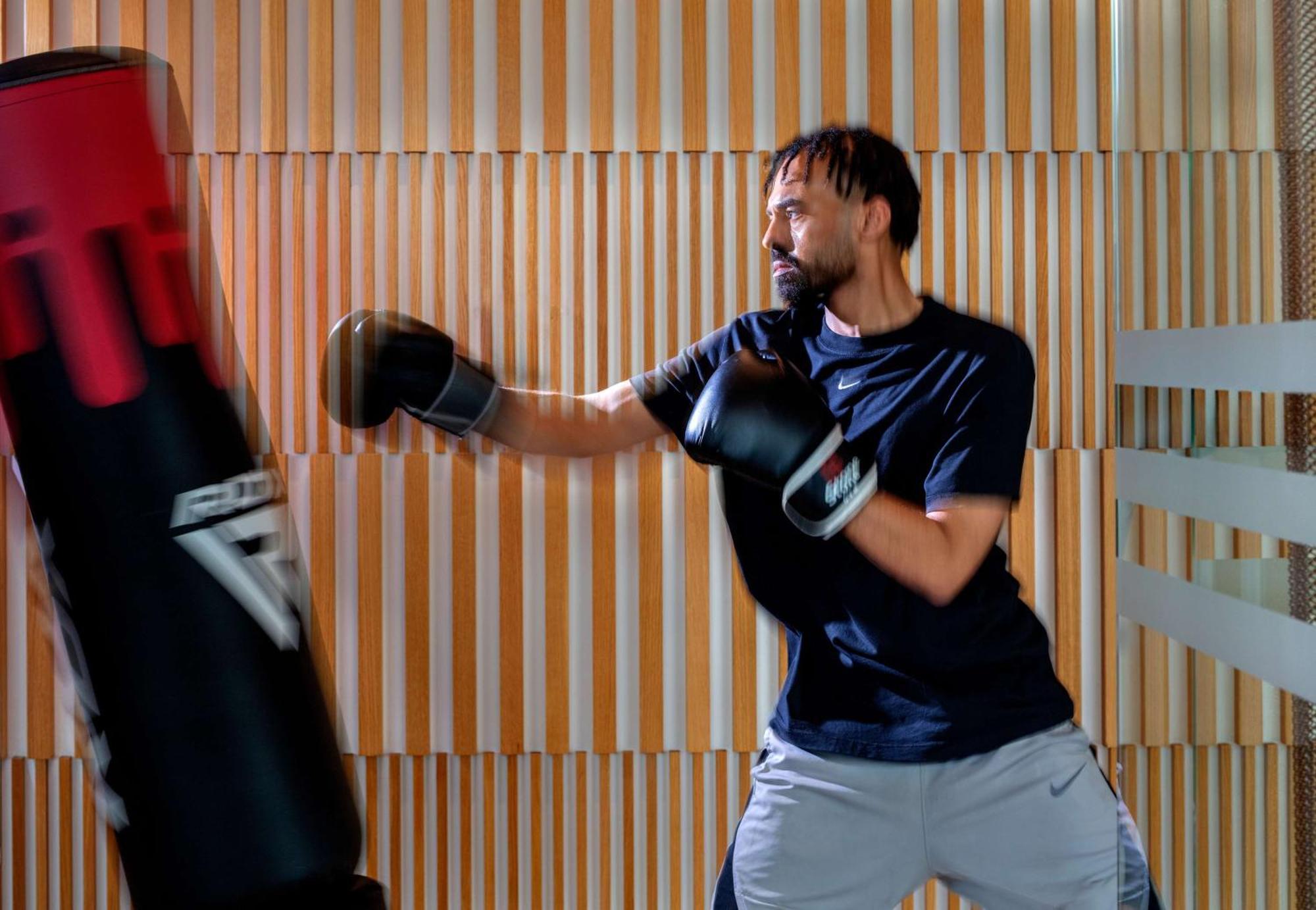 Hyatt Regency Riyadh Olaya Luaran gambar A boxer training with a heavy bag