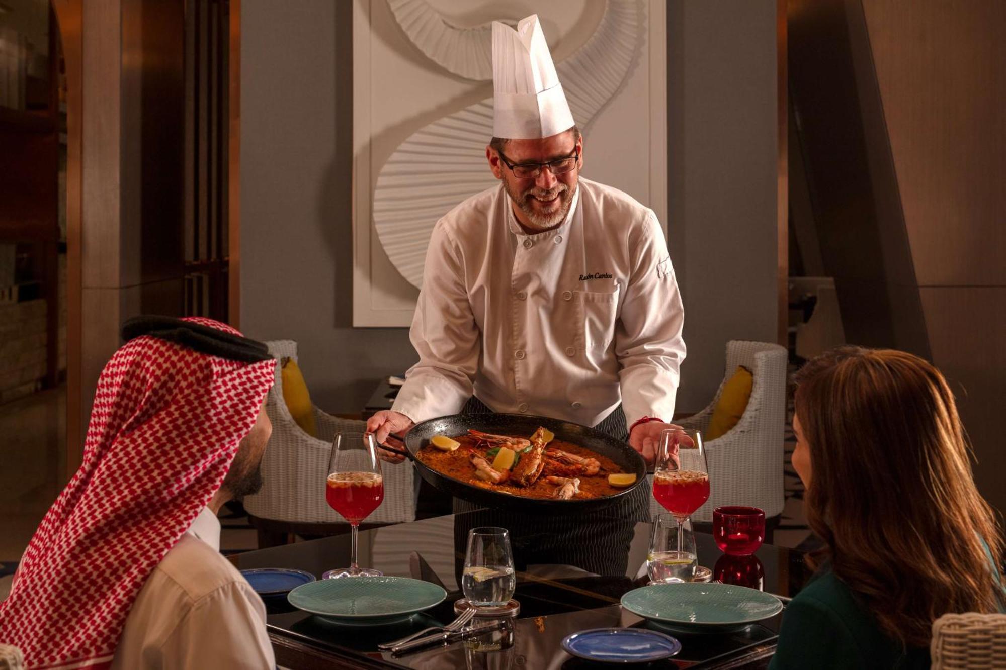 Hyatt Regency Riyadh Olaya Luaran gambar A chef serving food