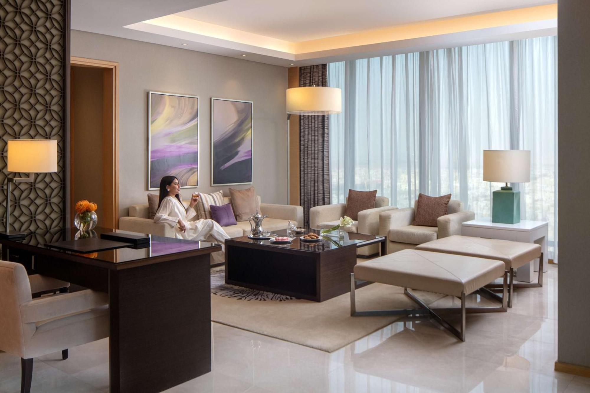 Hyatt Regency Riyadh Olaya Luaran gambar A living room at the Ritz-Carlton, DIFC