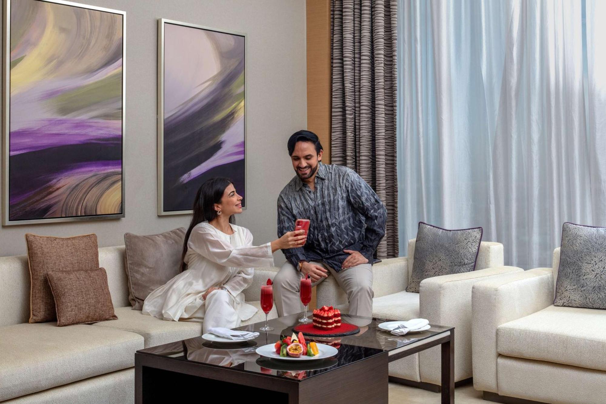 Hyatt Regency Riyadh Olaya Luaran gambar A couple in a living room