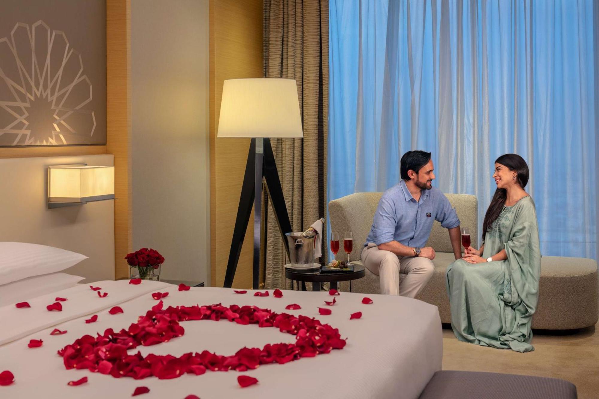 Hyatt Regency Riyadh Olaya Luaran gambar A couple in a hotel room